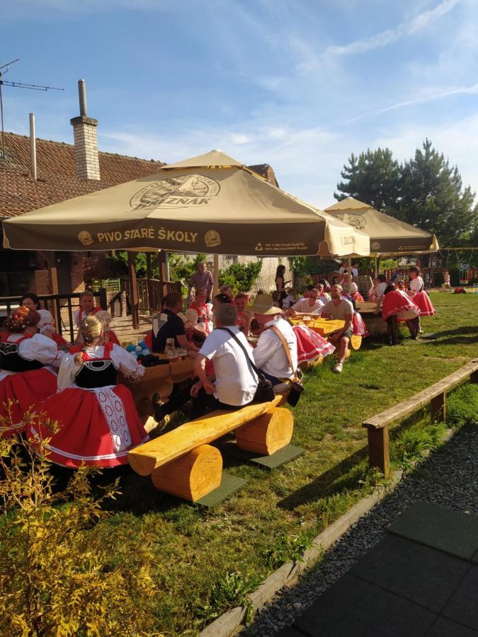 Dobra Skola U Jenicka Hotel Vojkovice  Buitenkant foto